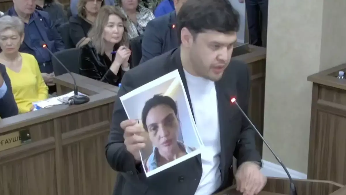 Фото избитой Салтанат Нукеновой показал ее брат на суде