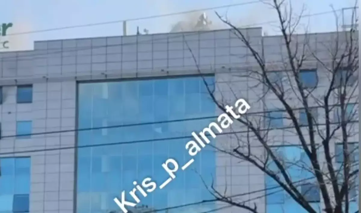 Бизнес-центр горел в Алматы. Всех эвакурировали