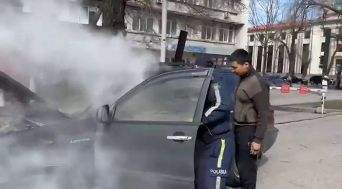 Патрульный полицейский потушил горящую машину и предотвратил ЧП в Алматы