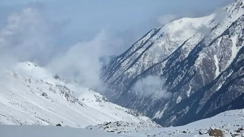 Крупные лавины сошли в горах Алматы