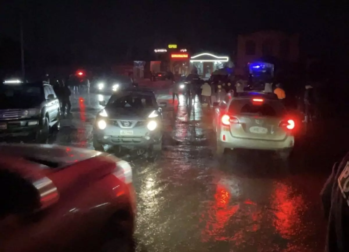 Неравнодушные таксисты эвакуировали актюбинцев во время паводков (ВИДЕО)