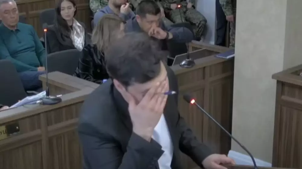 "Издевательство". Брат Нукеновой не сдержал эмоций в ходе допроса адвокатов Бишимбаева