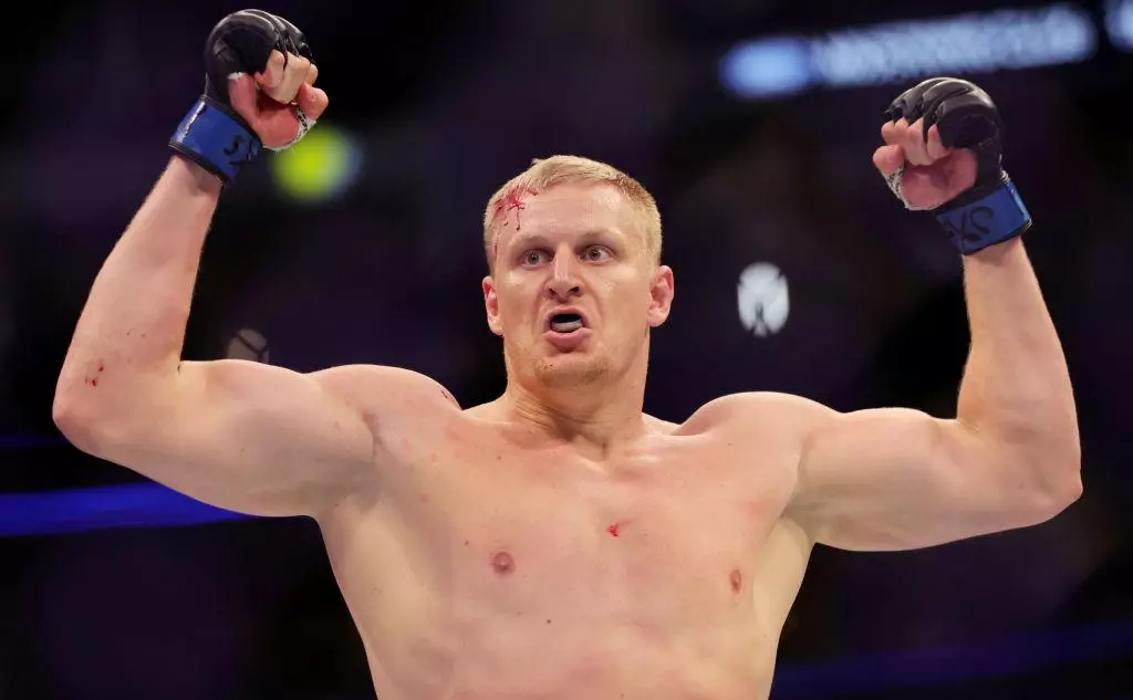 UFC анонсировал бой лучших российских тяжеловесов без их согласия