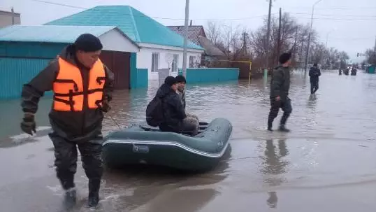 В Костанайской и Актюбинской областях продолжают эвакуировать жителей из паводковых зон