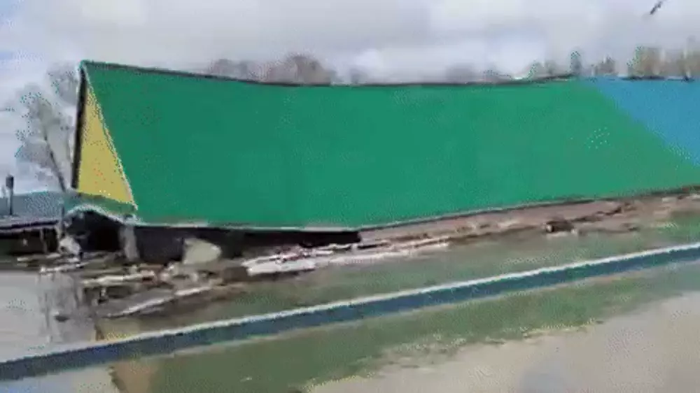 Остались только крыши: последствия сильного паводка в Актюбинской области показали на видео