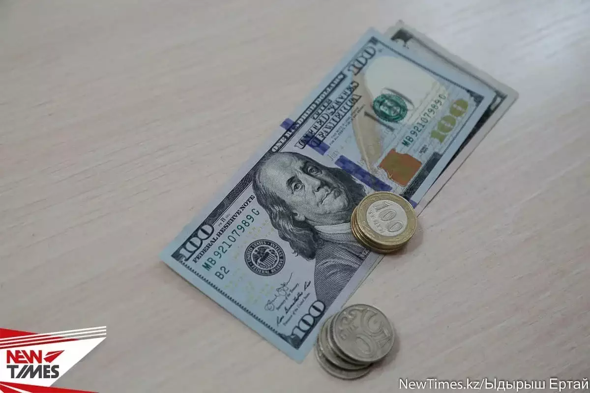 Почти всю неделю дешевеет доллар на казахстанской бирже