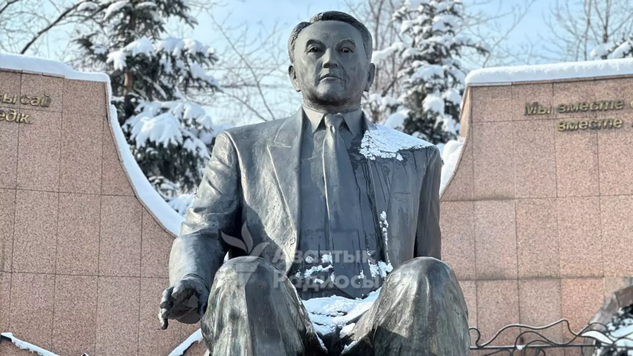 Убрать памятник Назарбаеву в Алматы пока не планируют