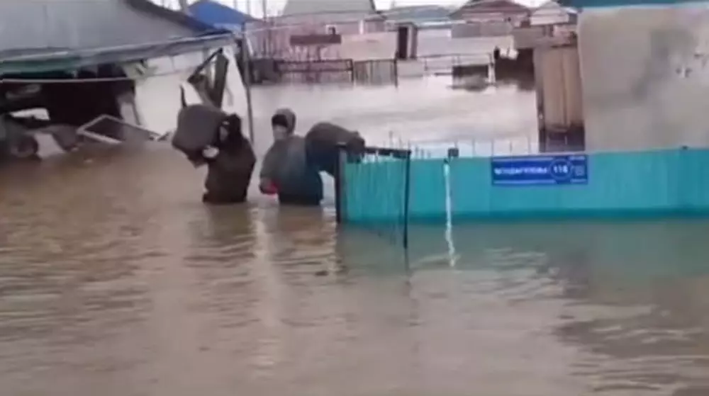 Вывозят личные вещи: как спасатели из Мангистау помогают пострадавшим от паводков жителям Актюбинской области