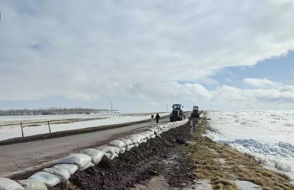 Несколько трасс закрыли для движения в Казахстане