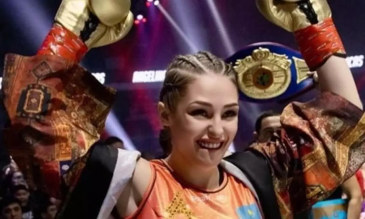 Самая сексуальная боксерша Казахстана провела дуэль взглядов (ВИДЕО)