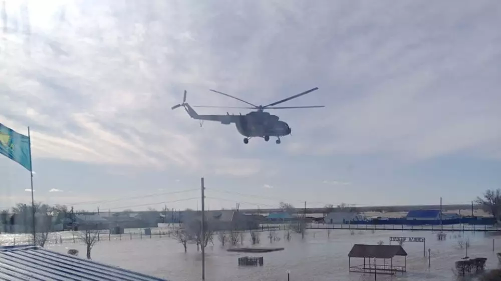 Вертолет со спасателями не смог сесть в затопленном ауле