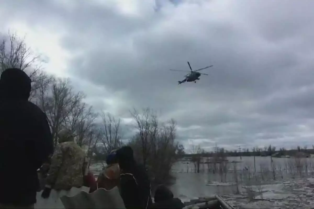 Вертолет снял 15 человек с крыши уходящего под воду сарая в Актюбинской области (ВИДЕО)
