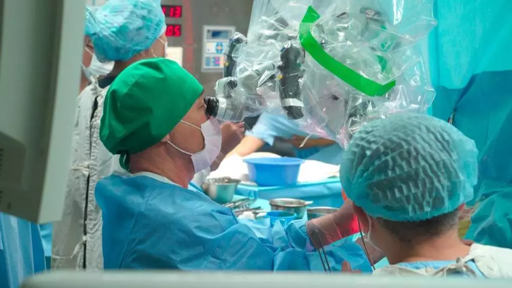 Столичные нейрохирурги удалили огромную шишковидную опухоль у 52-летнего пациента