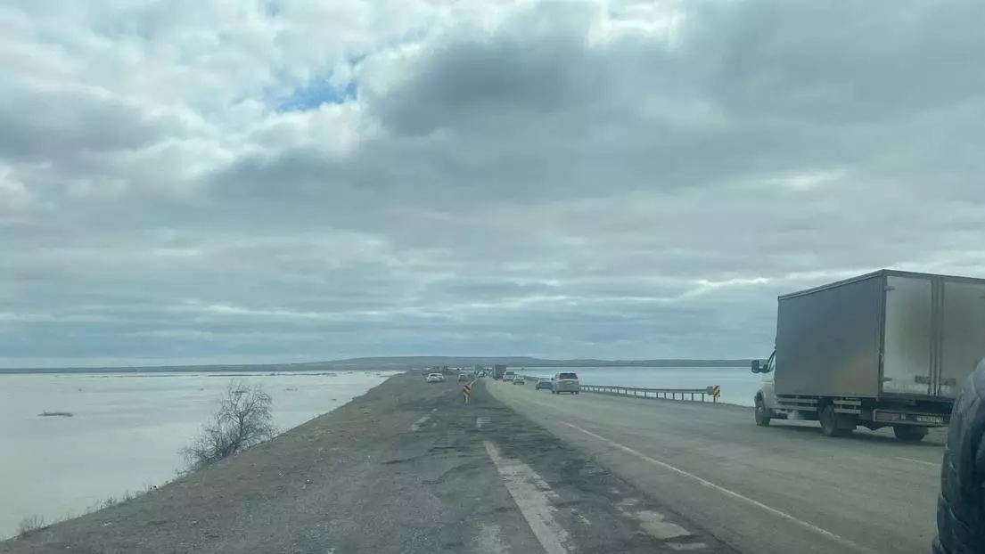 Дорожники за сутки восстановили размытый мост на трассе "Самара-Шымкент"