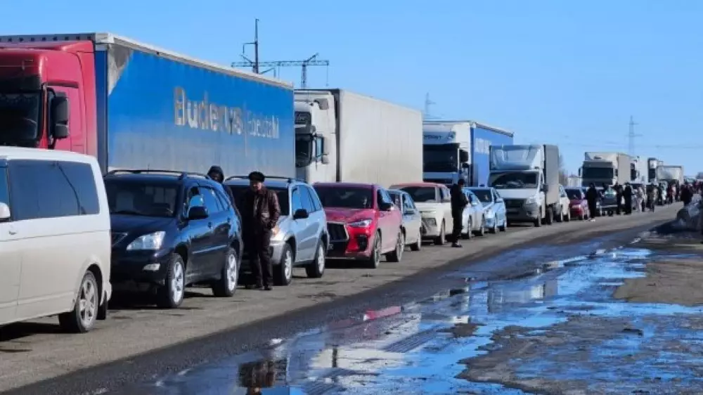 Паводки в Казахстане: пробки образовались на границе с Россией