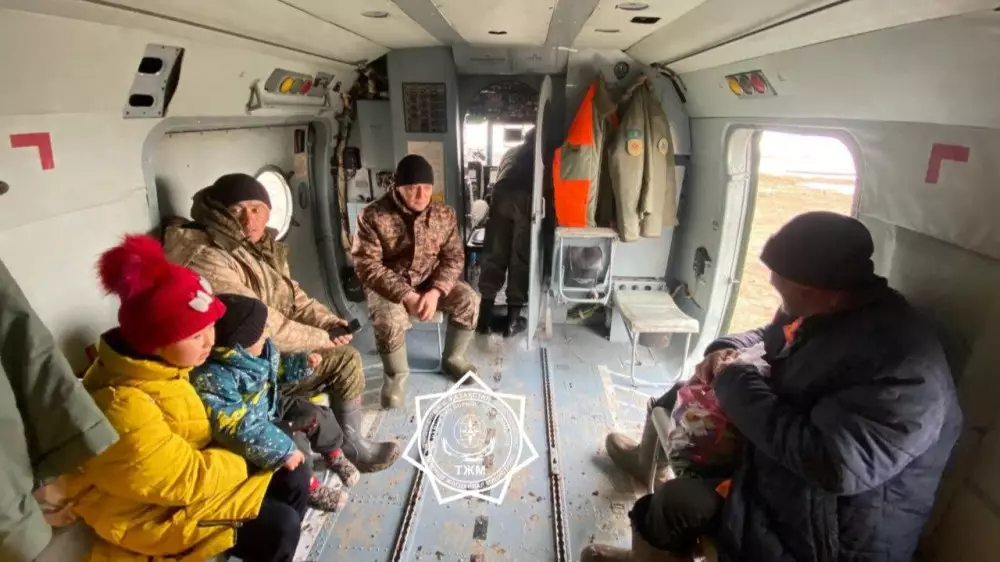 Паводки в Казахстане: двух пропавших людей нашли спасатели