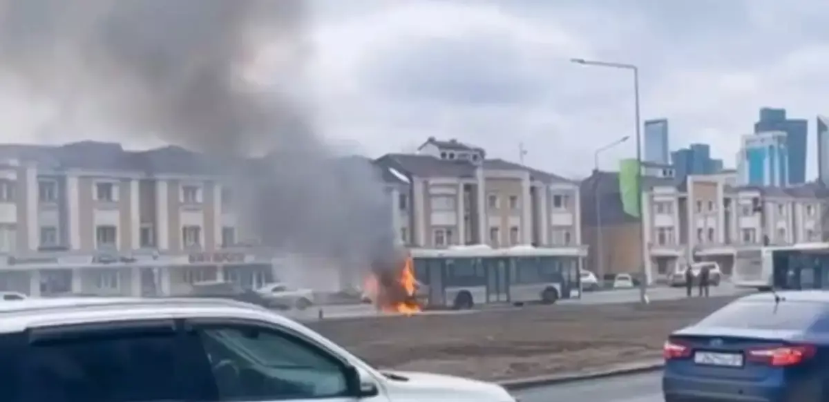 В Астане загорелся автобус