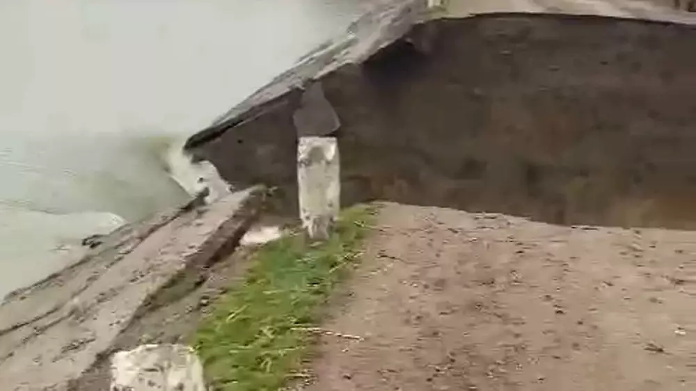 Плотину водохранилища прорвало в Алматинской области