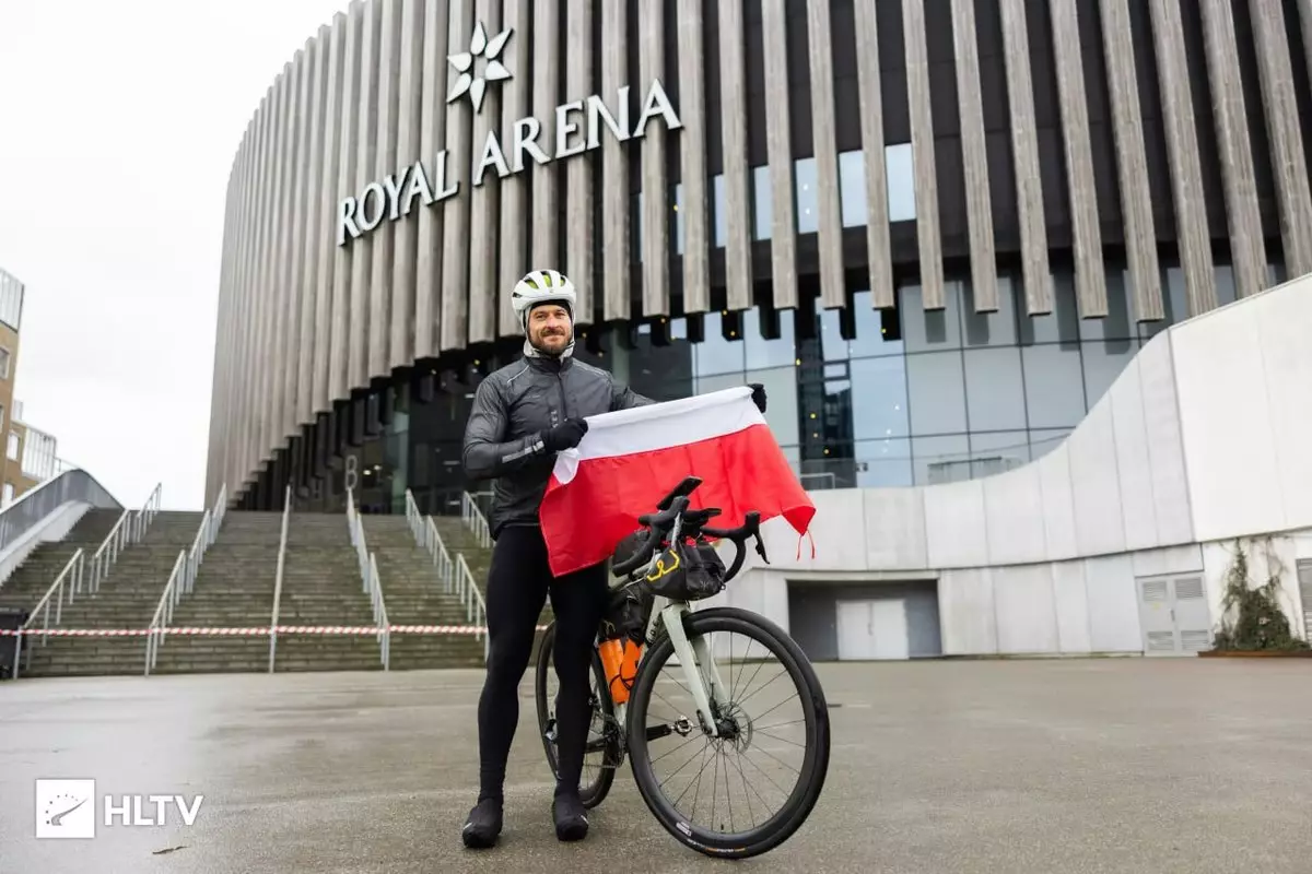 Киберспортсмен проехал 900 километров на велосипеде ради состязания