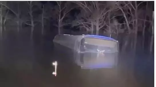 На Алтае пассажирский автобус затонул в кювете с талыми водами