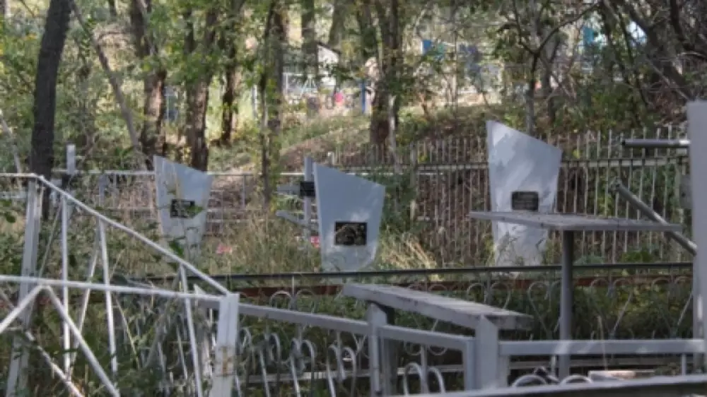 Пропавшую без вести пенсионерку в Павлодаре нашли мертвой на могиле родных