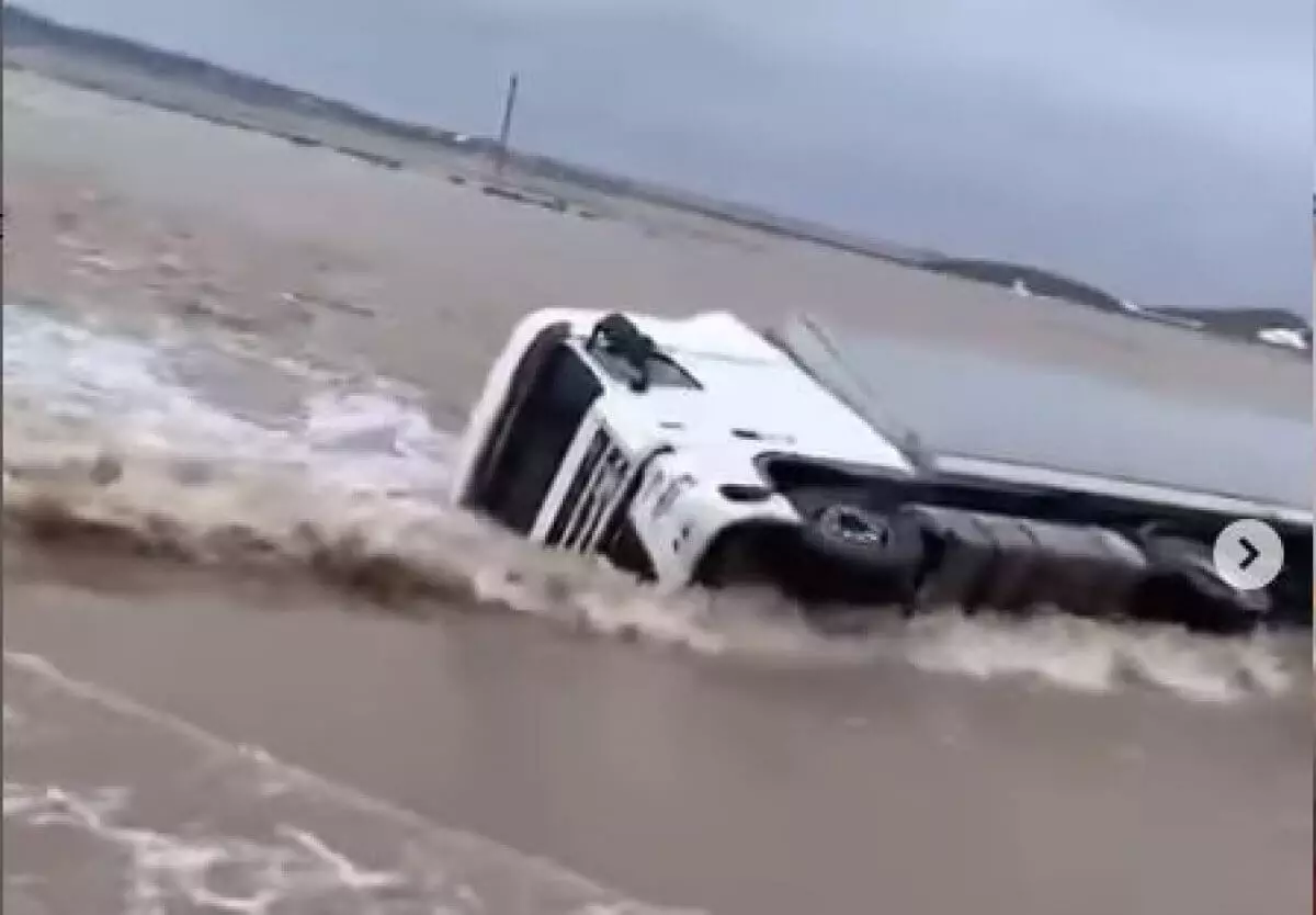 Вода снесла грузовик с трассы в Карагандинской области (ВИДЕО)