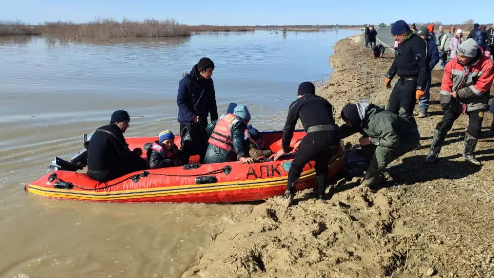 Спасатели эвакуировали население села Каратал в Актюбинской области