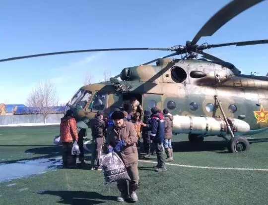 Семь военных вертолётов эвакуируют людей из затопленных районов