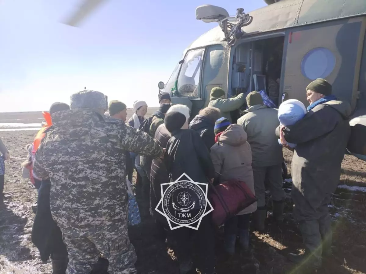 Жителей Туркестанской области эвакуируют на вертолете