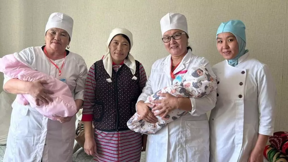 В Актюбинской области приняли роды двойняшек в затопленном поселке