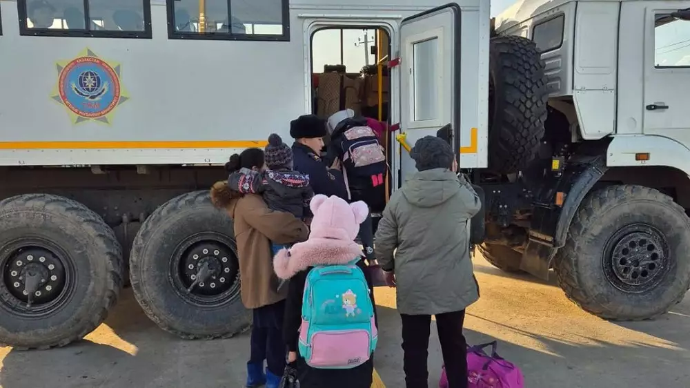 Жителей села Миялы в Атырауской области эвакуировали из-за угрозы подтопления