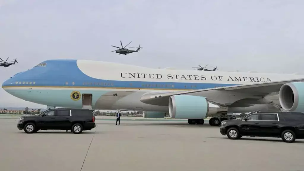 Журналистов попросили прекратить воровать сувениры из самолета президента США