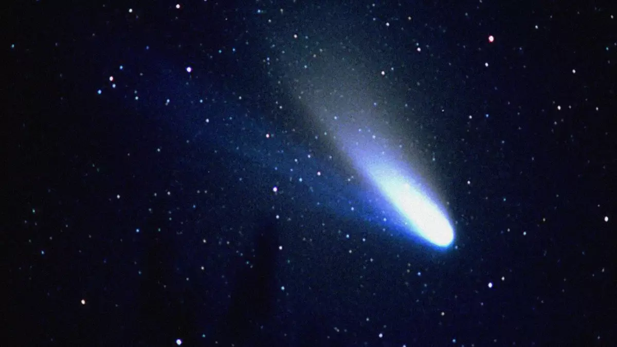 Комета с криовулканами летит к Земле