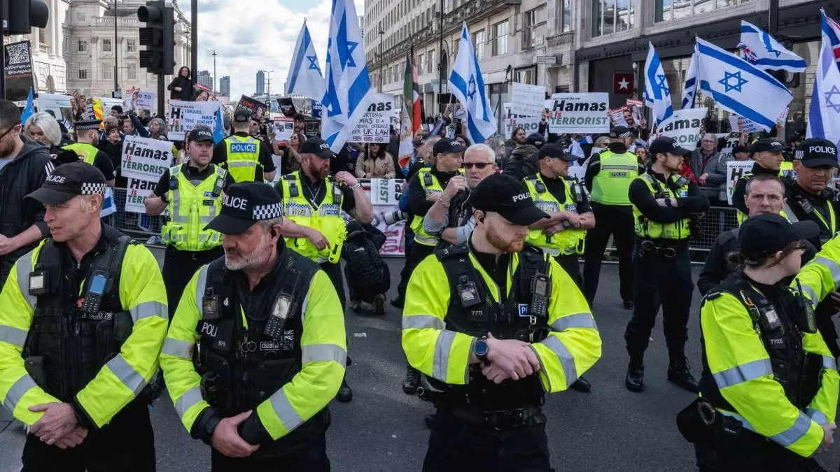 Офицер лондонской полиции вызвал возмущение, предложив еврейке «принимать свастику в контексте»