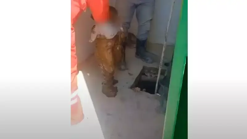 Спасение малыша из уличного туалета попало на видео в Мангистау