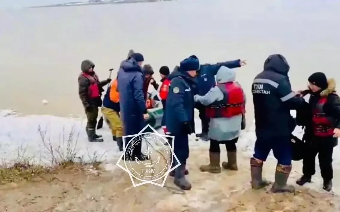 Паводки: 56 жителей села эвакуировали на лодке в Кызылординской области