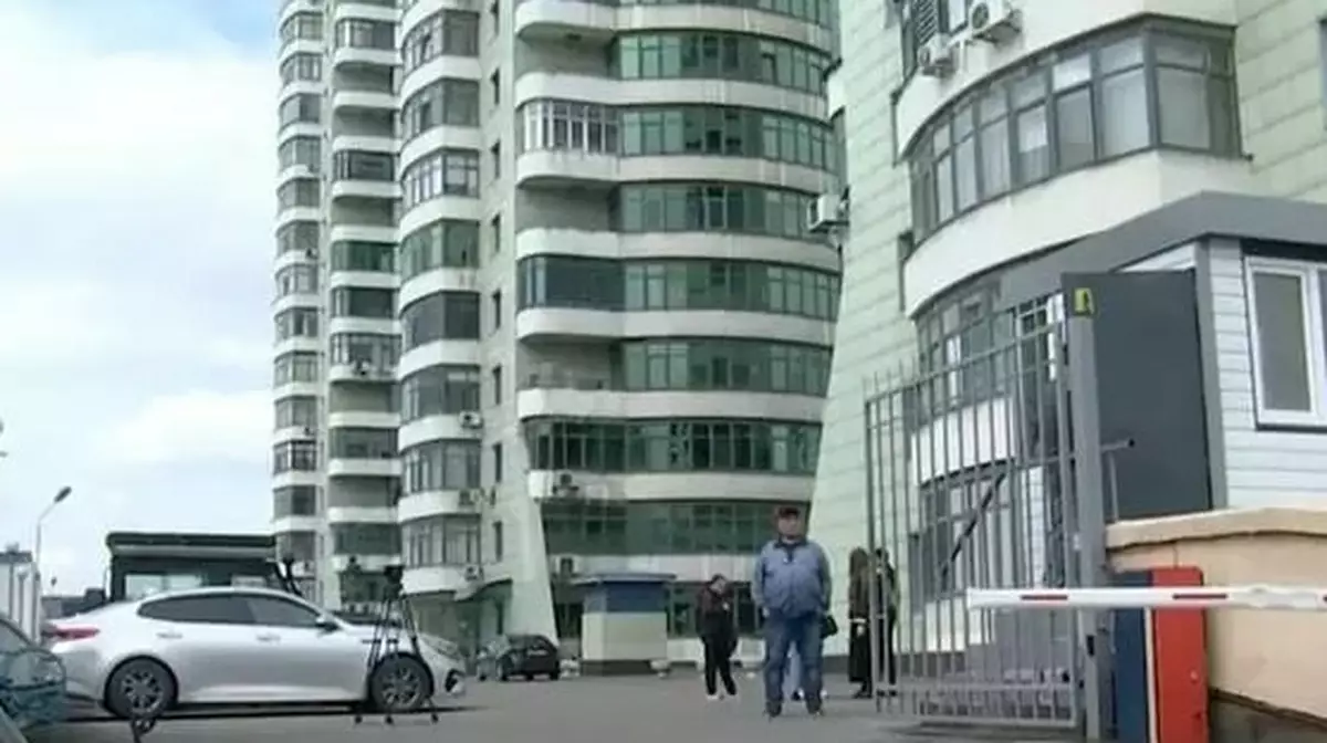 Родные убитого охранника ЖК в Алматы рассказали, что родственники подозреваемого предлагали им деньги