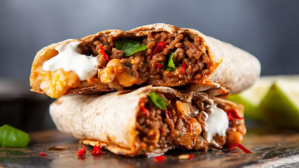 "Вы ели буррито неправильно!": эксперт по этикету объяснил, как правильно есть мексиканское блюдо
