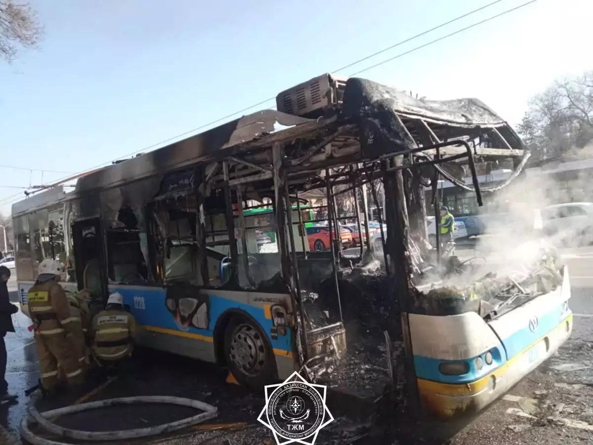 В Алматы сгорел троллейбус