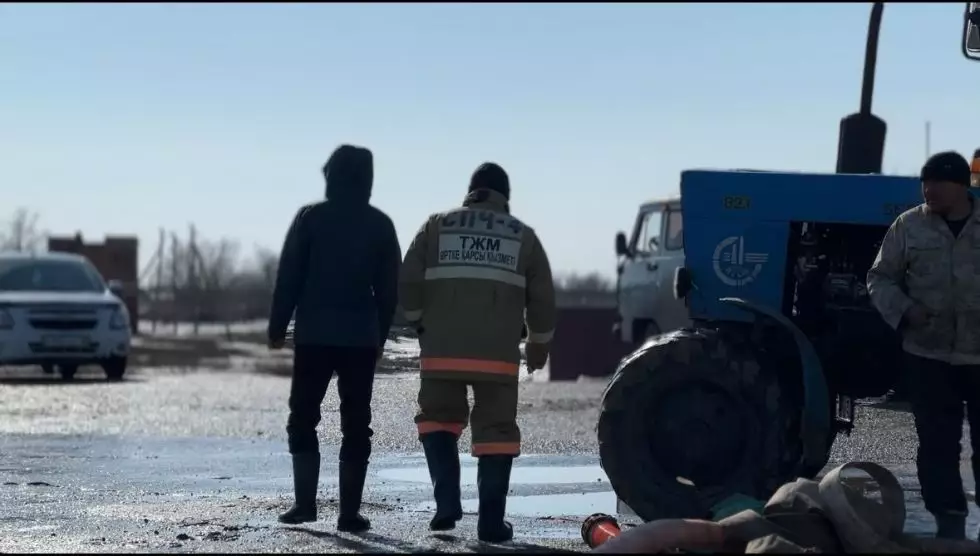 Спасателю в Западном Казахстане во время паводка вонзили нож в спину
