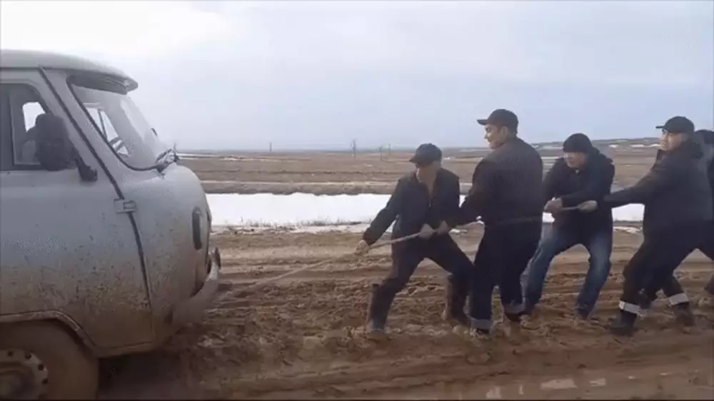 Видео дня: как пятеро мужчин и женщина УАЗ из грязи тащили