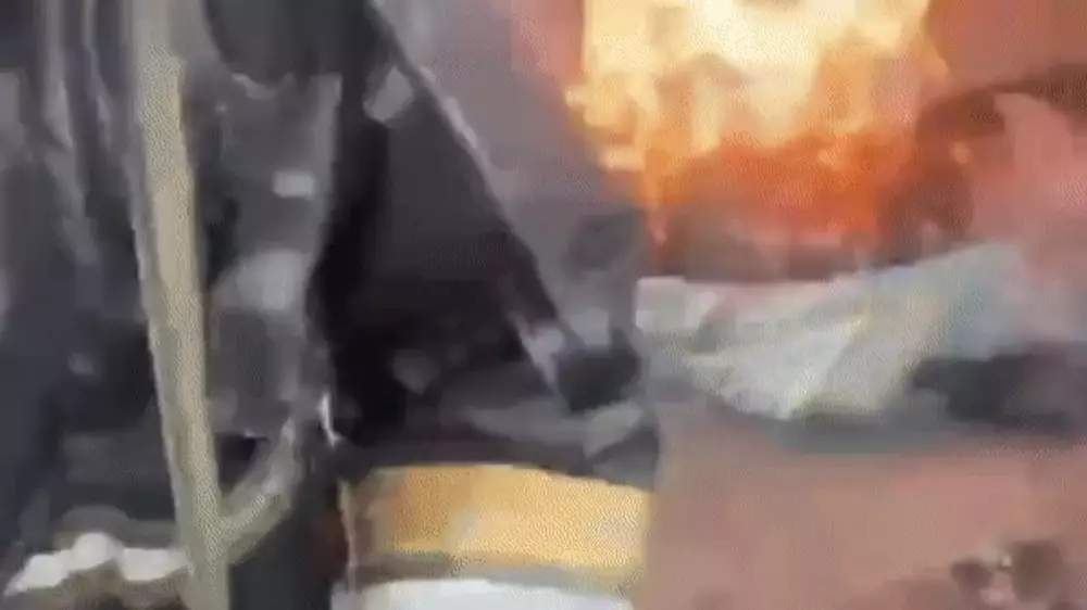 Горящий газовый баллон вынес пожарный из дома в Астане: видео