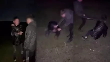 Полиция прокомментировала видео с жестоким избиением подростка