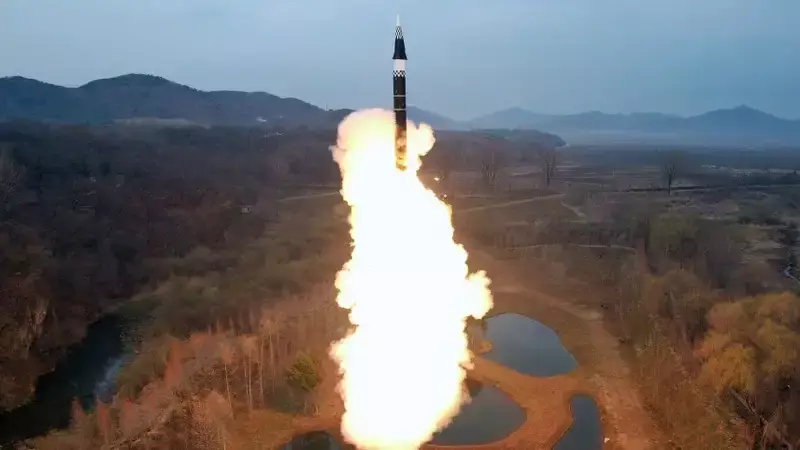 Ким Чен Ын провел испытание новой гиперзвуковой баллистической ракеты