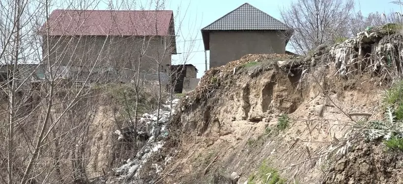 Обвал угрожает домам местных жителей в одном из сел Алматинской области