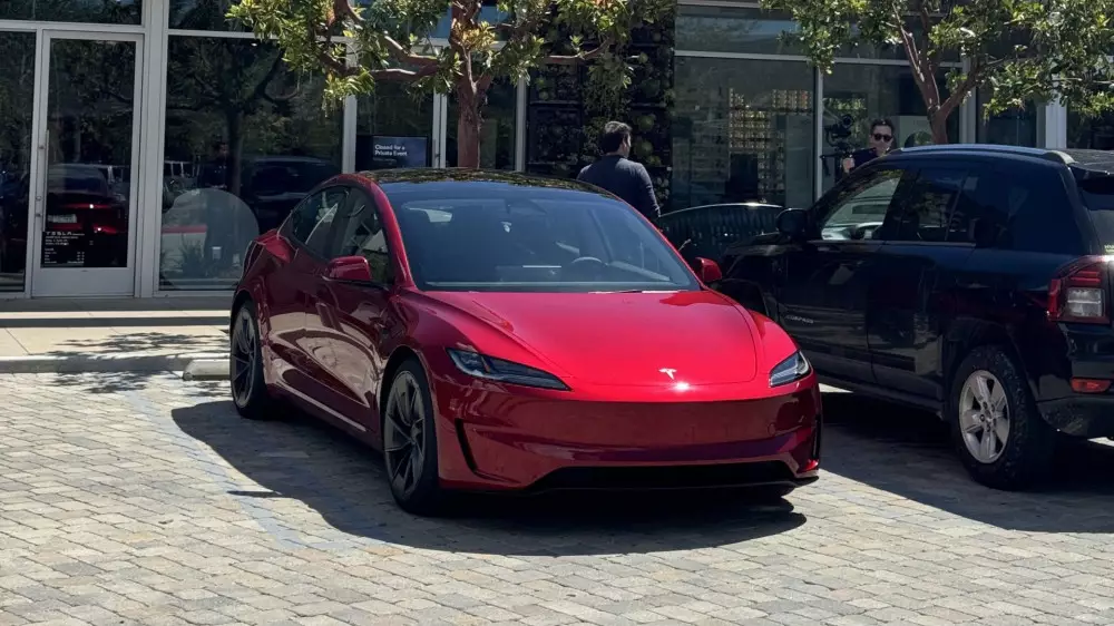 Новую Tesla Model 3 впервые сфотографировали без камуфляжа