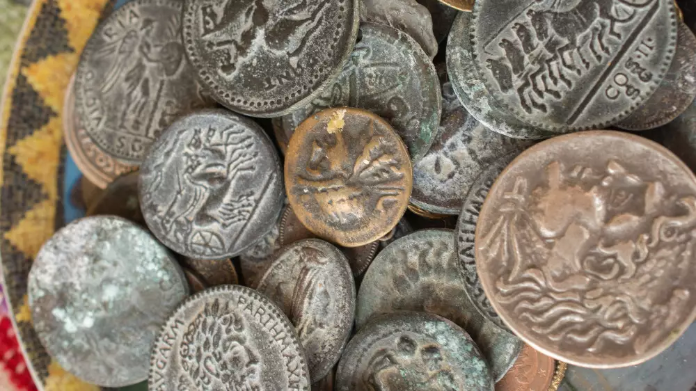 "Старина" за бесценок: астанчанам продают поддельные монеты