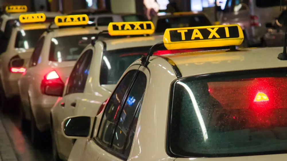 Самое дорогое такси в СНГ. Депутат раскритиковал цены "Яндекса" в Казахстане