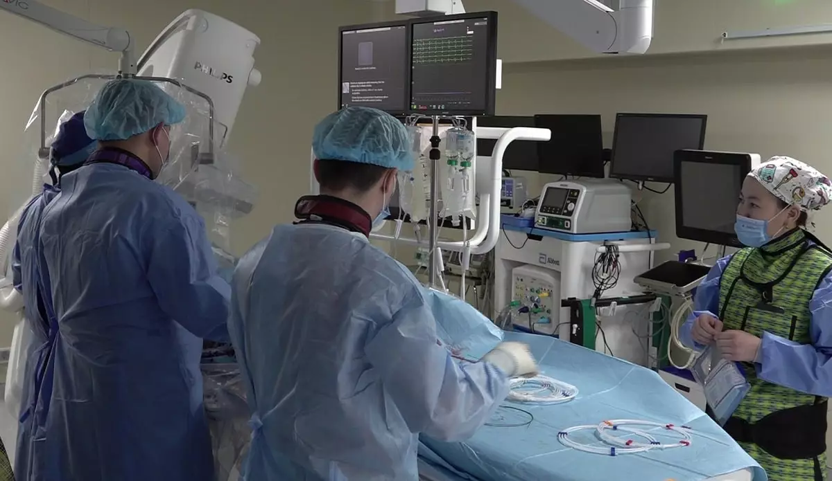 Британские кардиохирурги провели казахстанцам сложнейшие операции на сердце