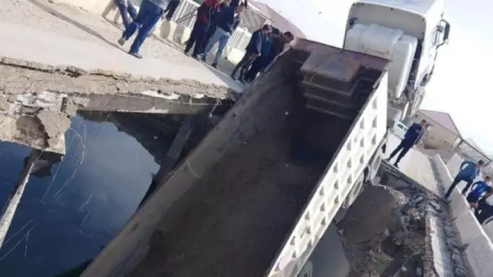 В Бухарской области мост обрушился вместе с ехавшим по нему грузовиком